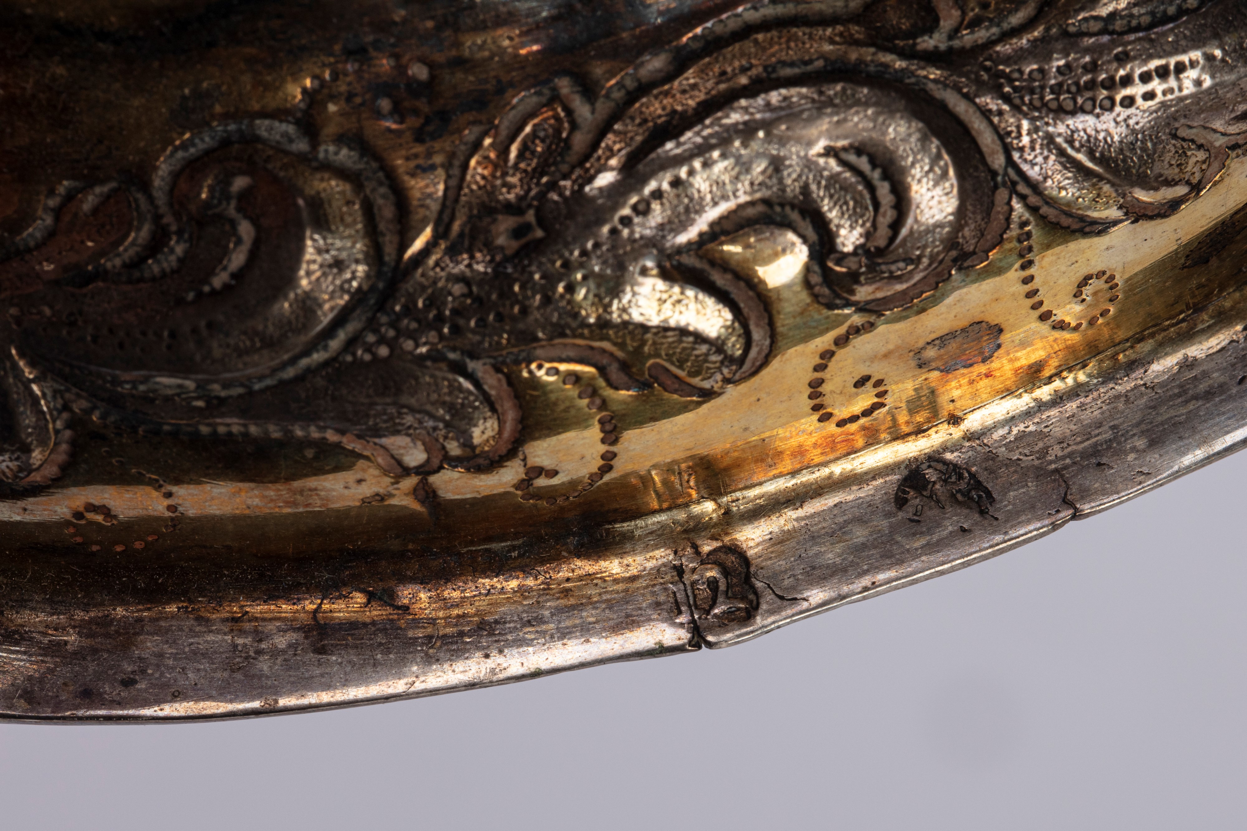 Pavone, scultura in argento dorato