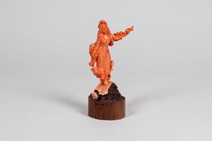 Scultura in corallo rosa intagliato e inciso raffigurante figura allegorica di fanciulla con cesto di fiori e colombi.  Italia meridionale, fine secolo XIX.