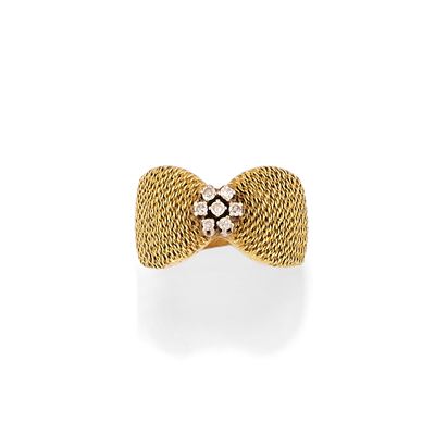 Anello in oro bicolore 18k con fiore in diamanti taglio huit-huit