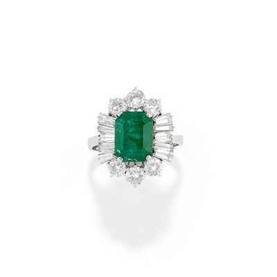 Anello con smeraldo rettangolare e diamanti, in oro bianco 18k