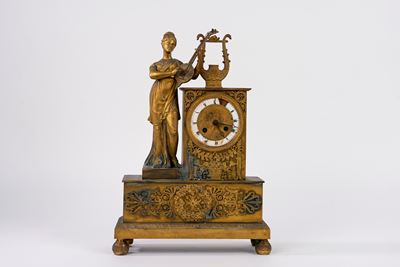 Pendola in bronzo dorato con figura femminile, XIX secolo
