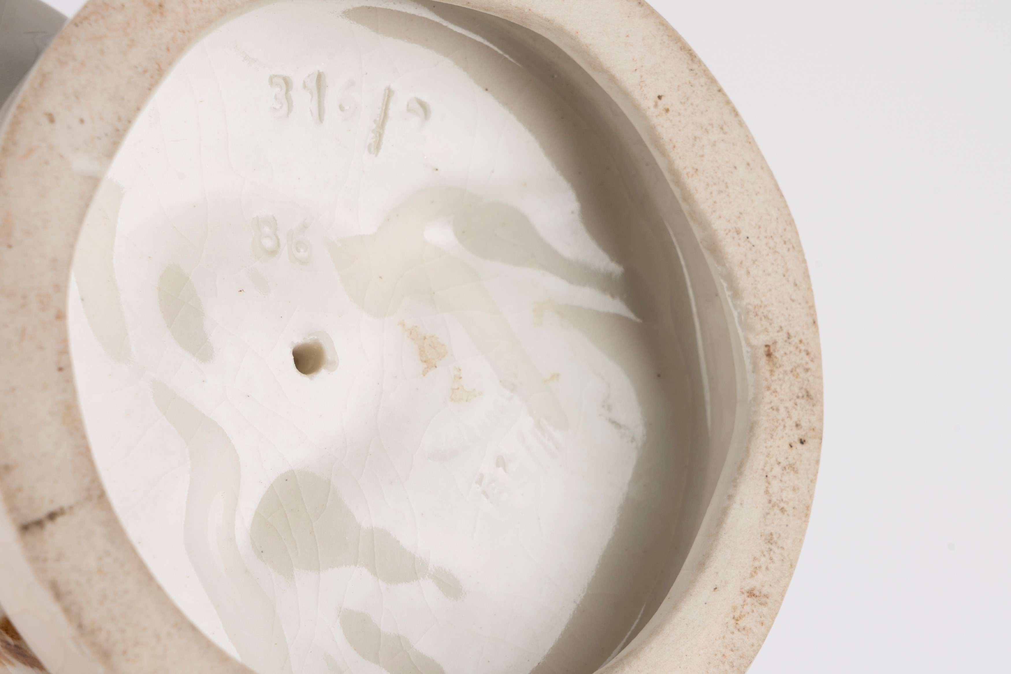 Royal Dux, Papera in ceramica