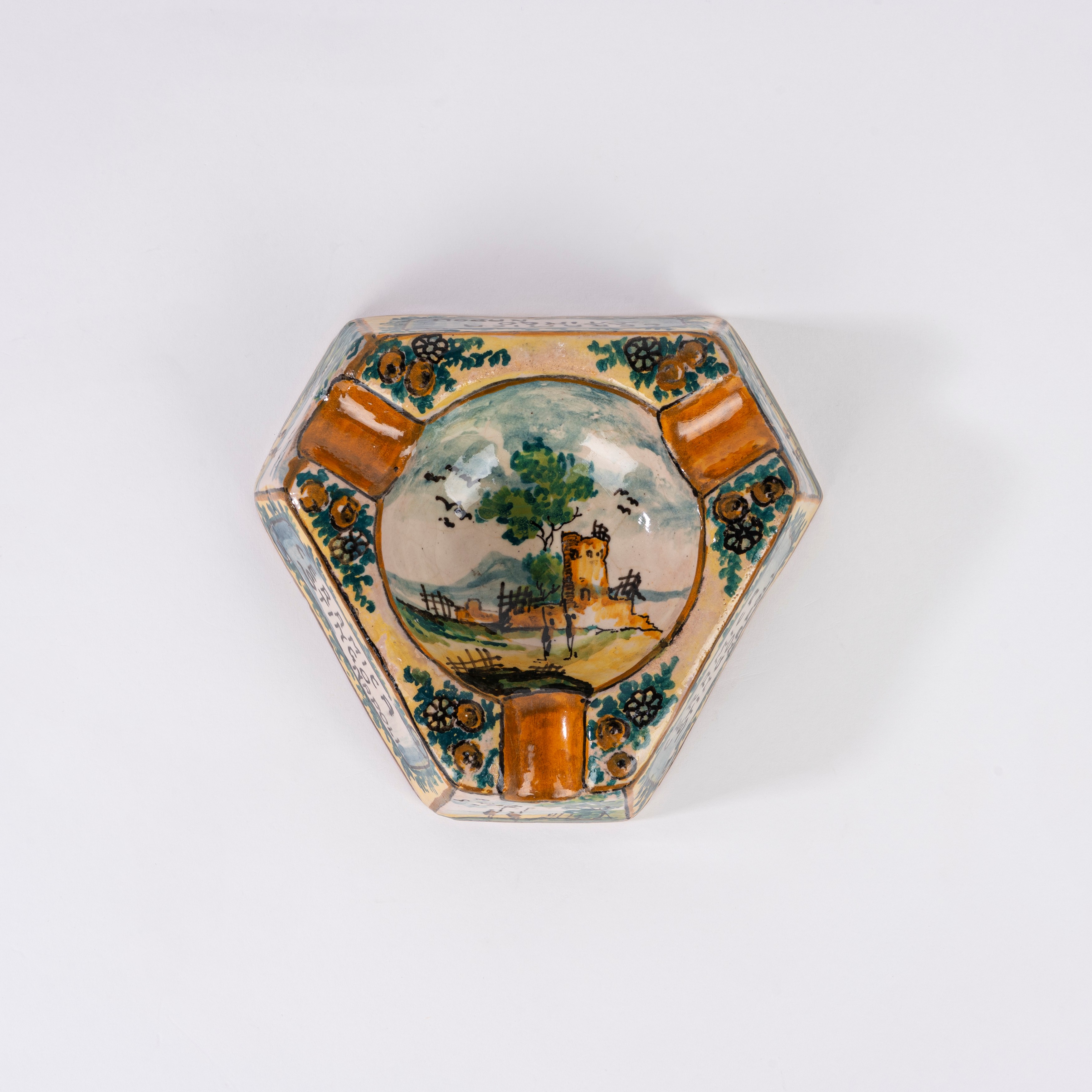 Stingo Napoli, Posacenere in ceramica triangolare decorato