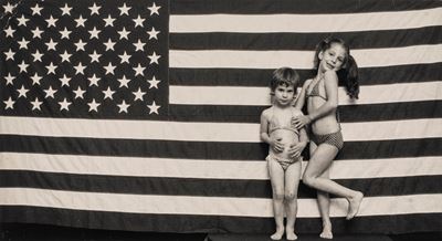 Sasha and Emy, in front of American flag, stampa vintage alla gelatina ai sali d'argento