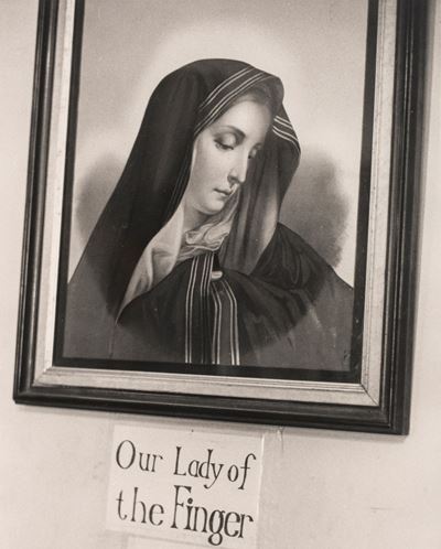 Senza titolo (Our Lady of the Finger), stampa vintage alla gelatina ai sali d'argento
