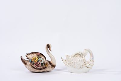 Due Cigni in Ceramica Policroma e Bianca con Rifiniture Dorate