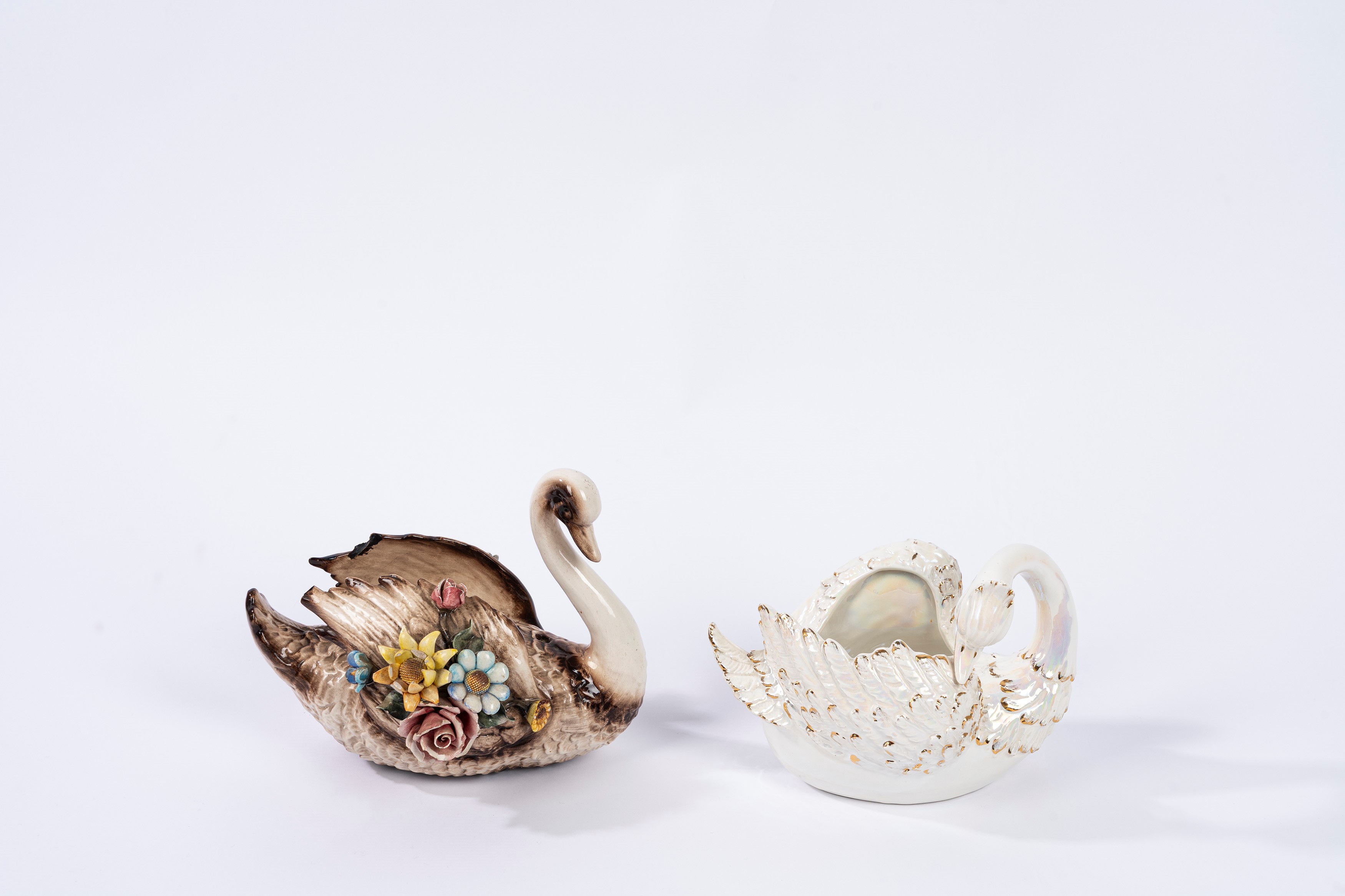 Due Cigni in Ceramica Policroma e Bianca con Rifiniture Dorate