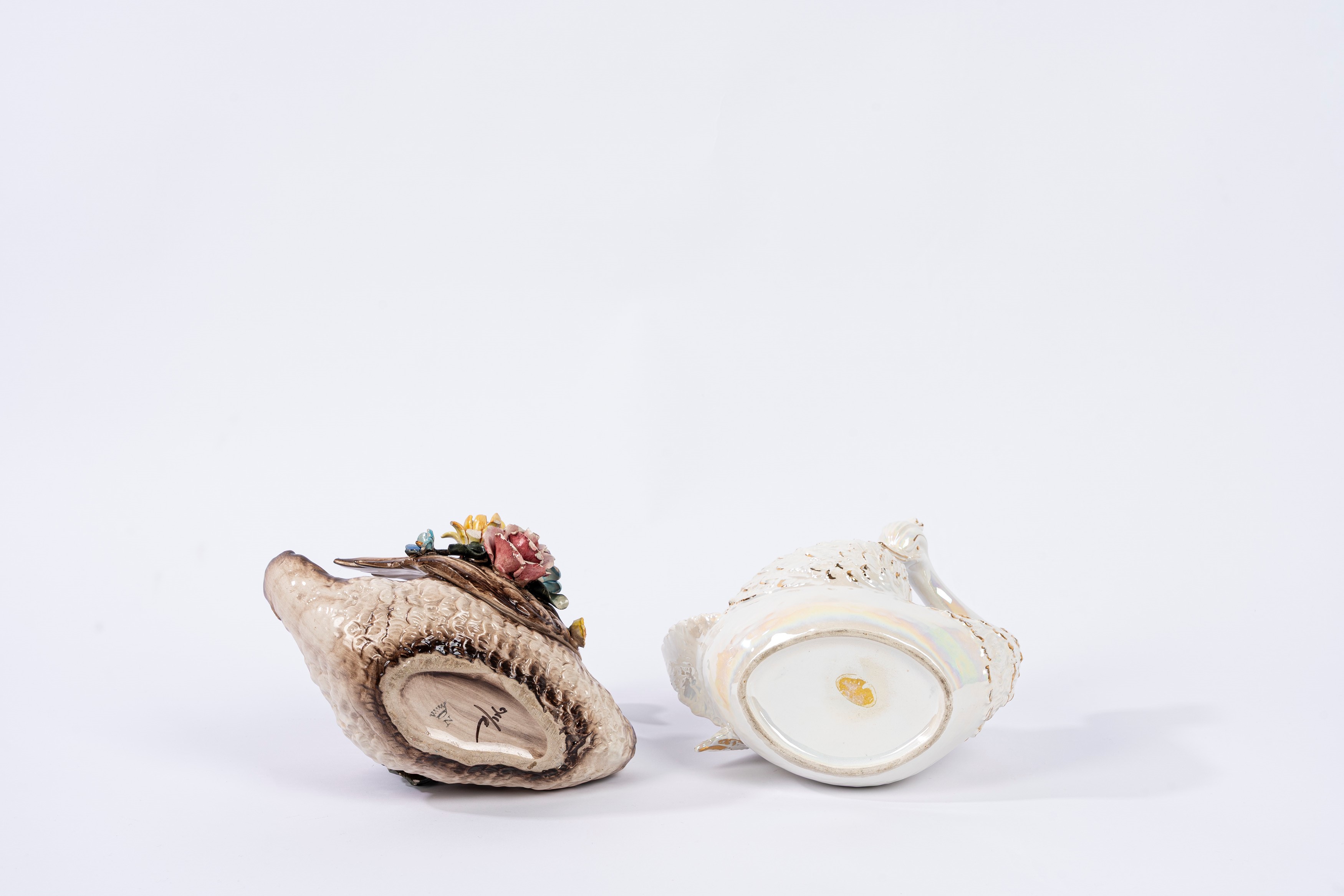 Due Cigni in Ceramica Policroma e Bianca con Rifiniture Dorate