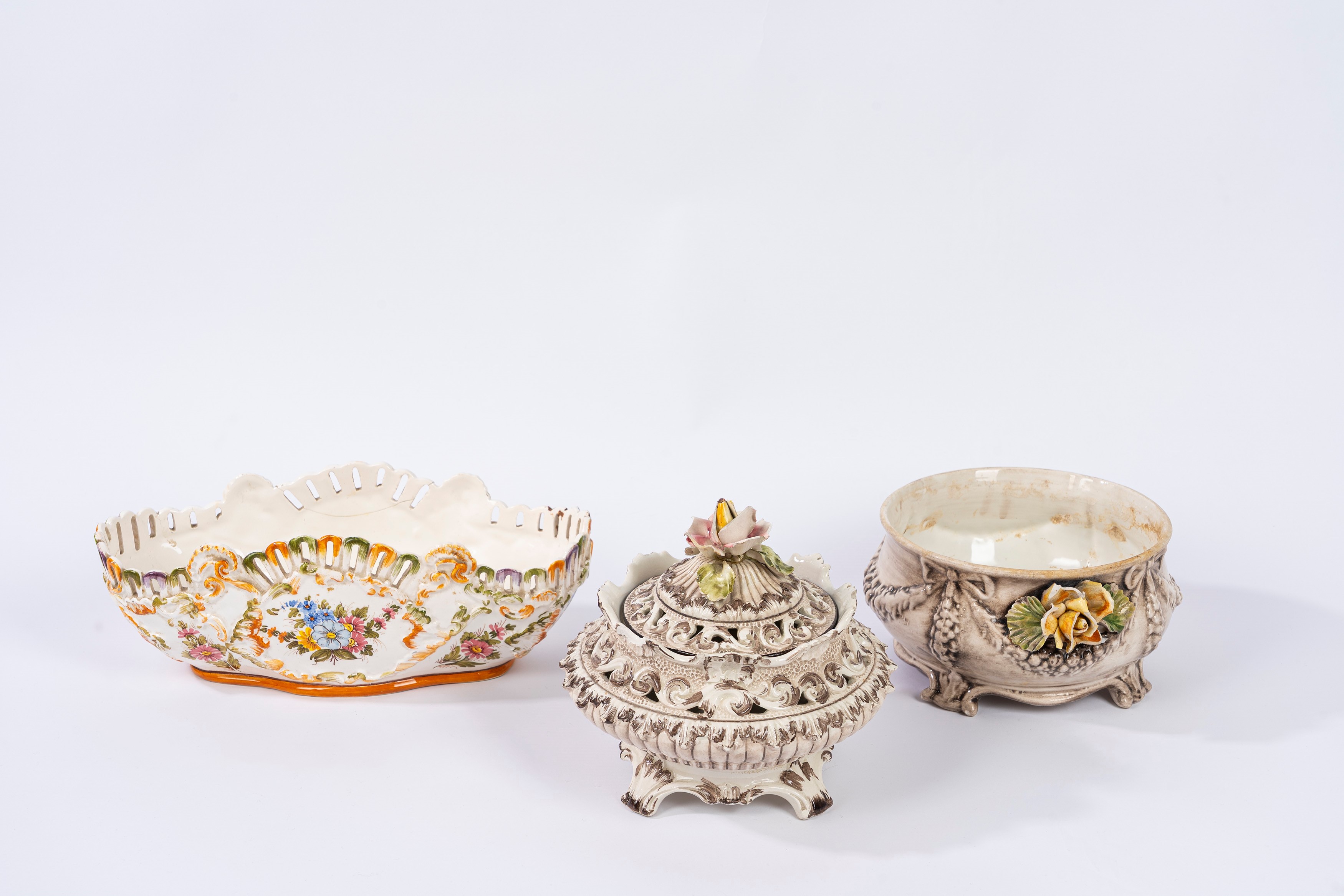 Due Cigni in Ceramica Policroma e Bianca con Rifiniture Dorate