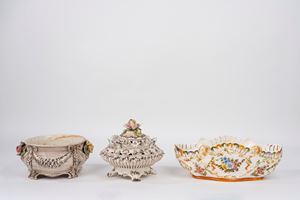 Lotto composto da tre vasi in ceramica policroma