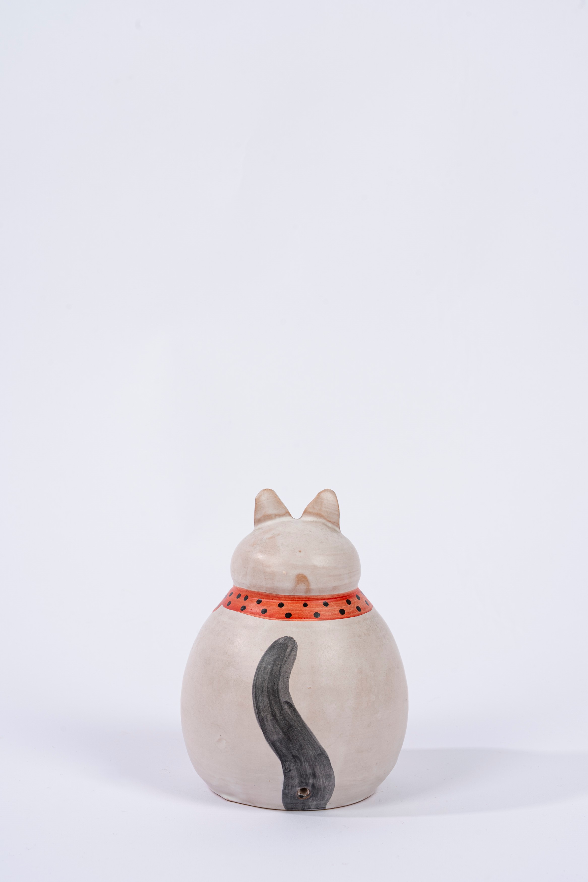 Gatto in ceramica policroma, altezza 16,5 cm