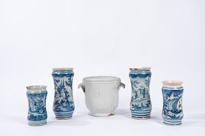 Lotto composto da quattro albarelli e un vaso in maiolica, Italia, 1725