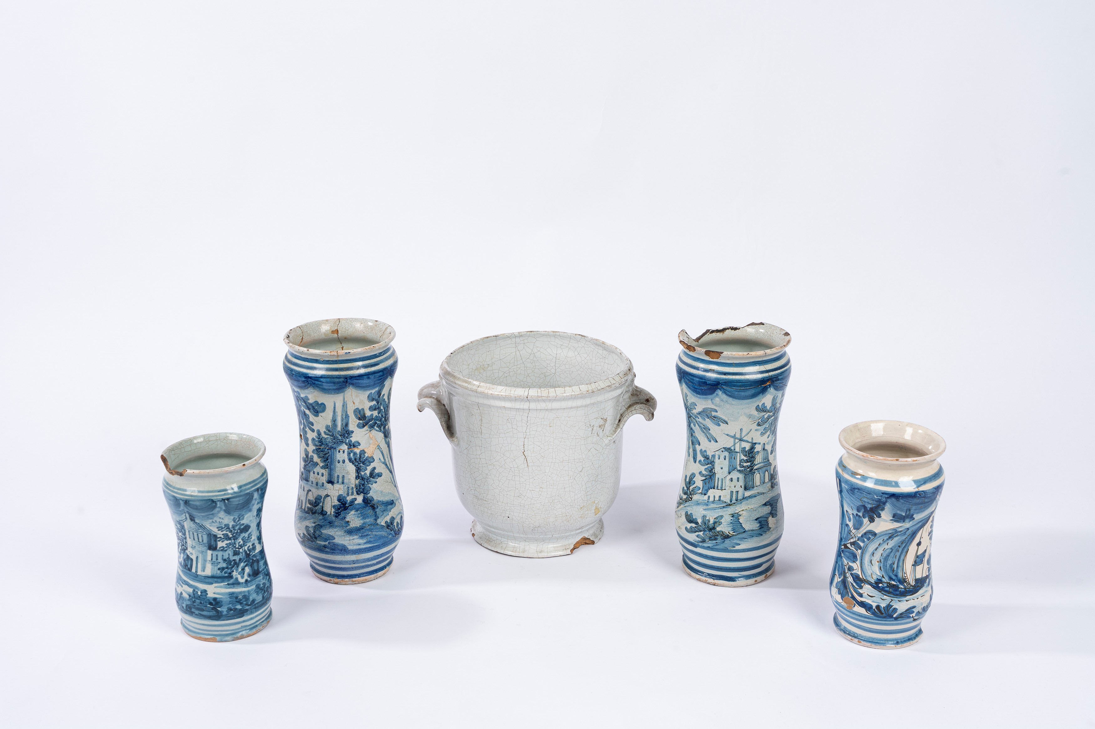 Lotto composto da quattro albarelli e un vaso in maiolica, Italia, 1725