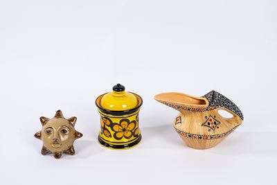Lotto di tre oggetti in ceramica policroma: potiche, decorazione raffigurante un sole antropomorf...