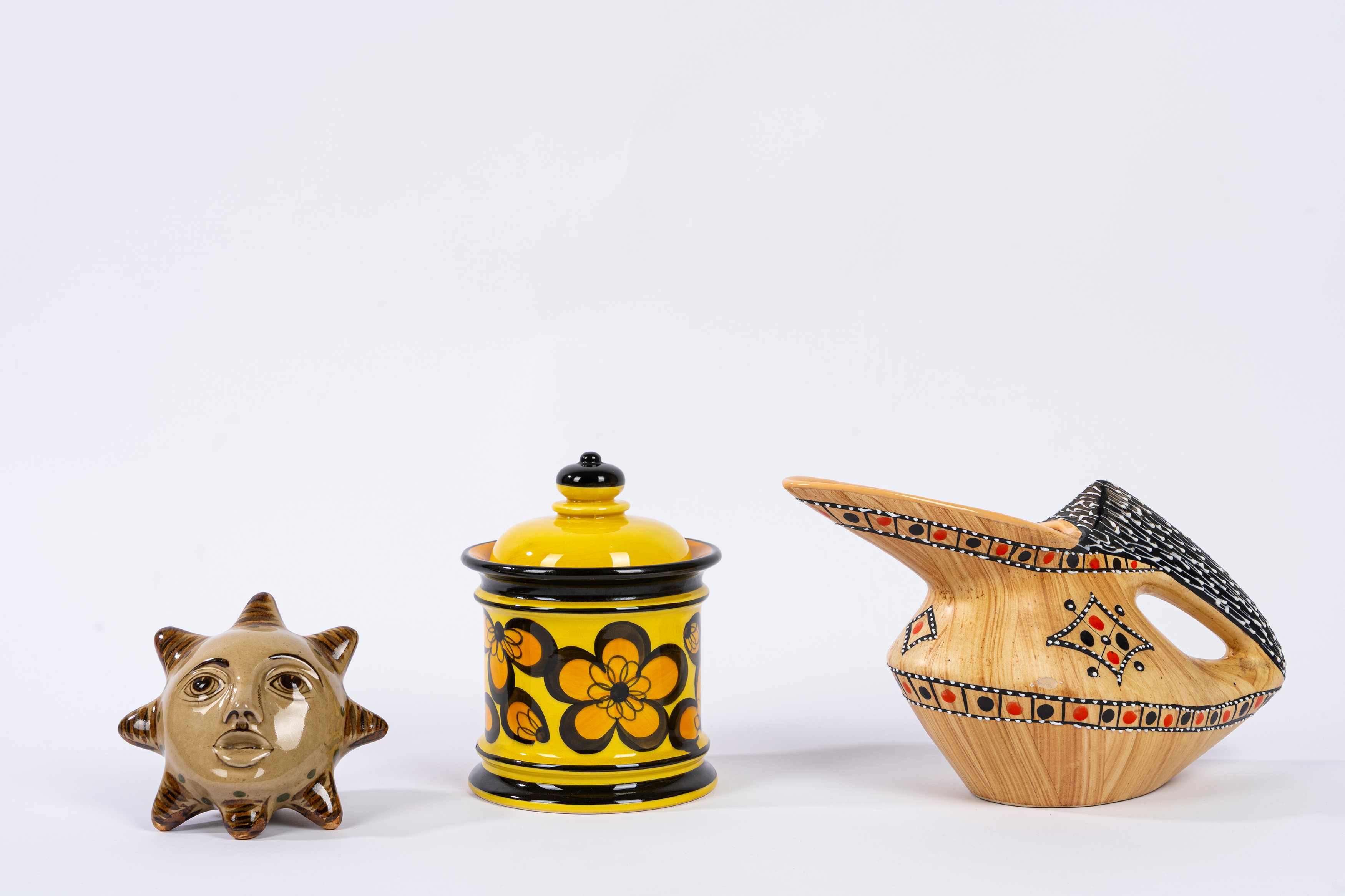 Lotto di tre oggetti in ceramica policroma: potiche, decorazione raffigurante un sole antropomorf...