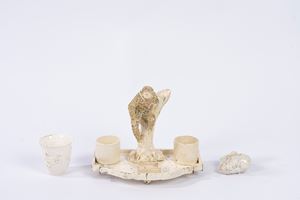 Lotto composto da tre oggetti in maiolica bianca