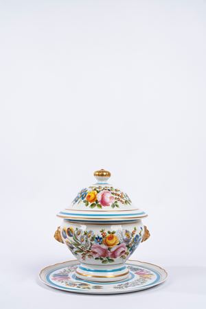 Zuppiera in porcellana policroma con piatto, decorata a motivi floreali, Francia prima met&agrave; del secolo XX