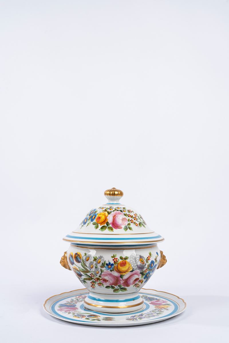 Zuppiera in porcellana policroma con piatto, decorata a motivi floreali, Francia prima metà del s...