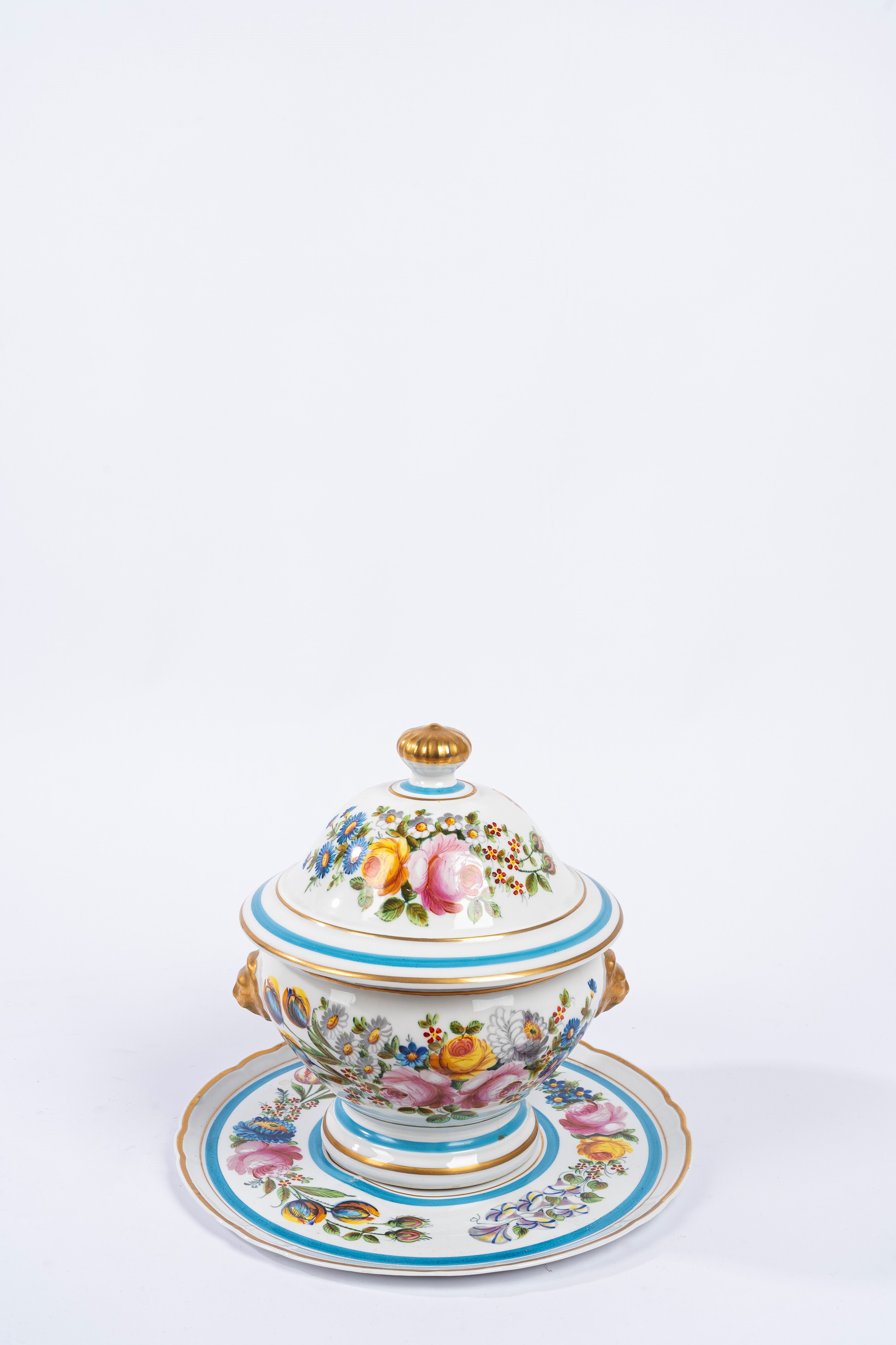 Zuppiera in porcellana policroma con piatto, decorata a motivi floreali, Francia prima metà del s...