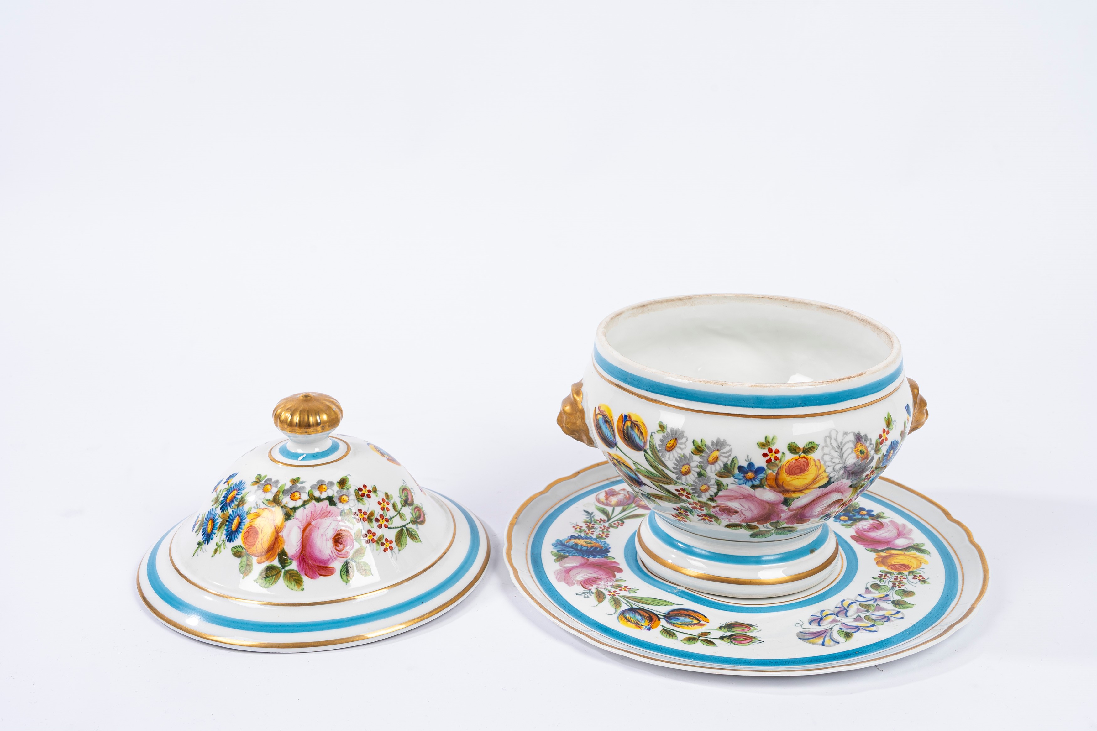 Zuppiera in porcellana policroma con piatto, decorata a motivi floreali, Francia prima metà del s...