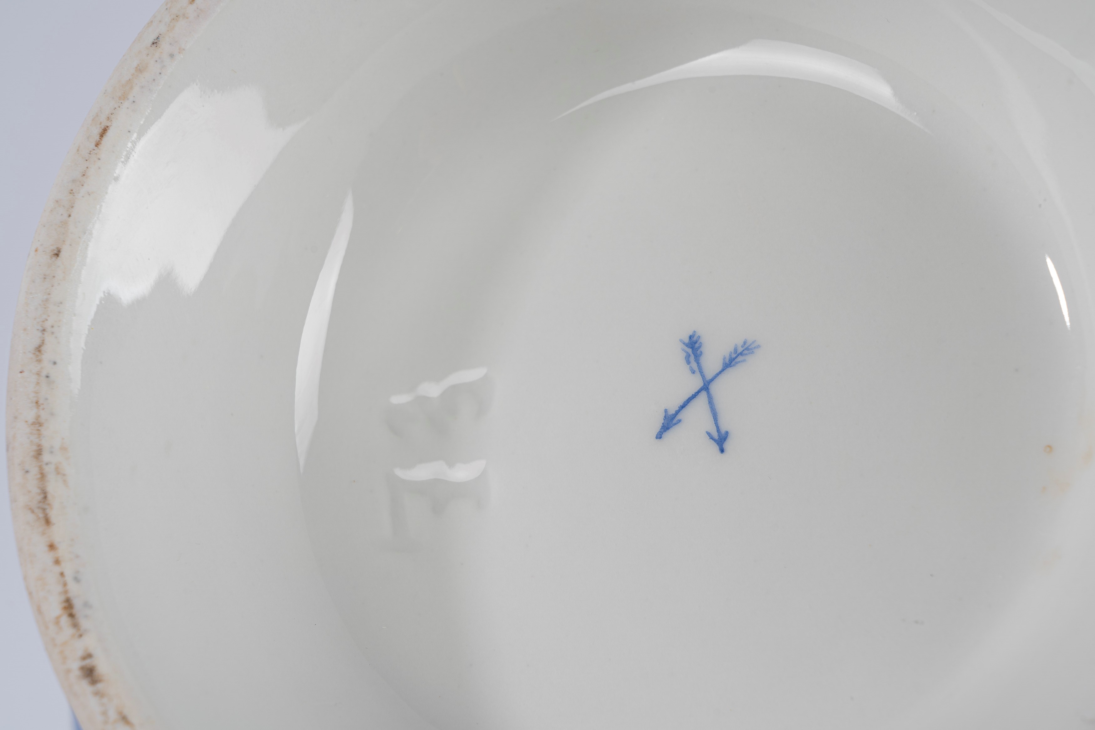 Zuppiera in porcellana policroma con piatto, decorata a motivi floreali, Francia prima metà del s...