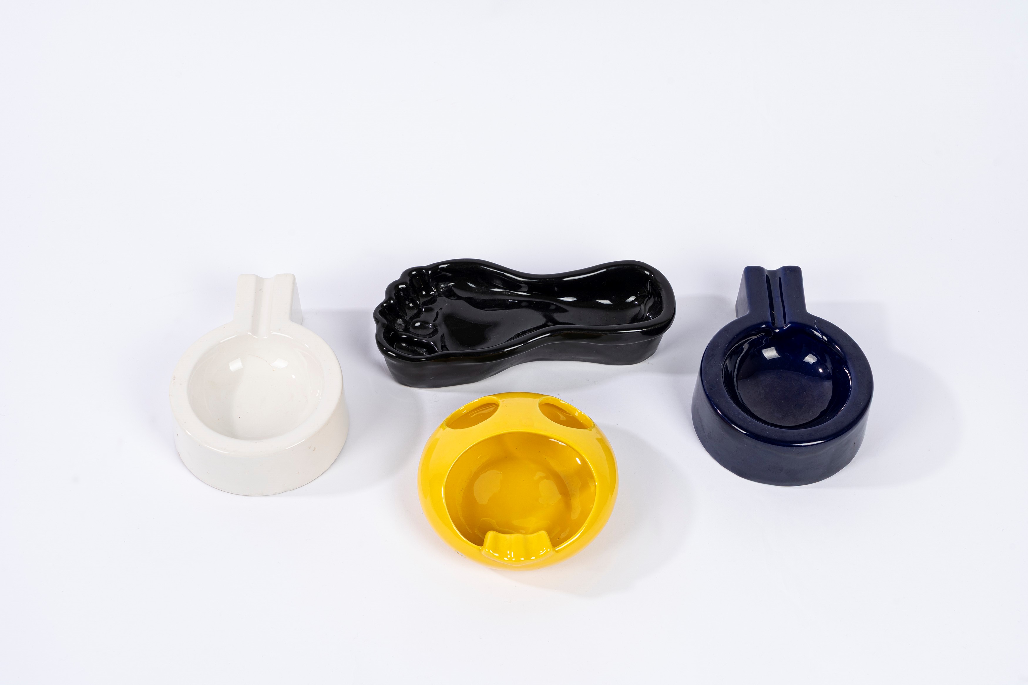 Lotto composto da quattro posacenere in ceramica