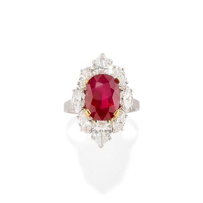 Anello con rubino Burma, in platino e oro giallo 18k