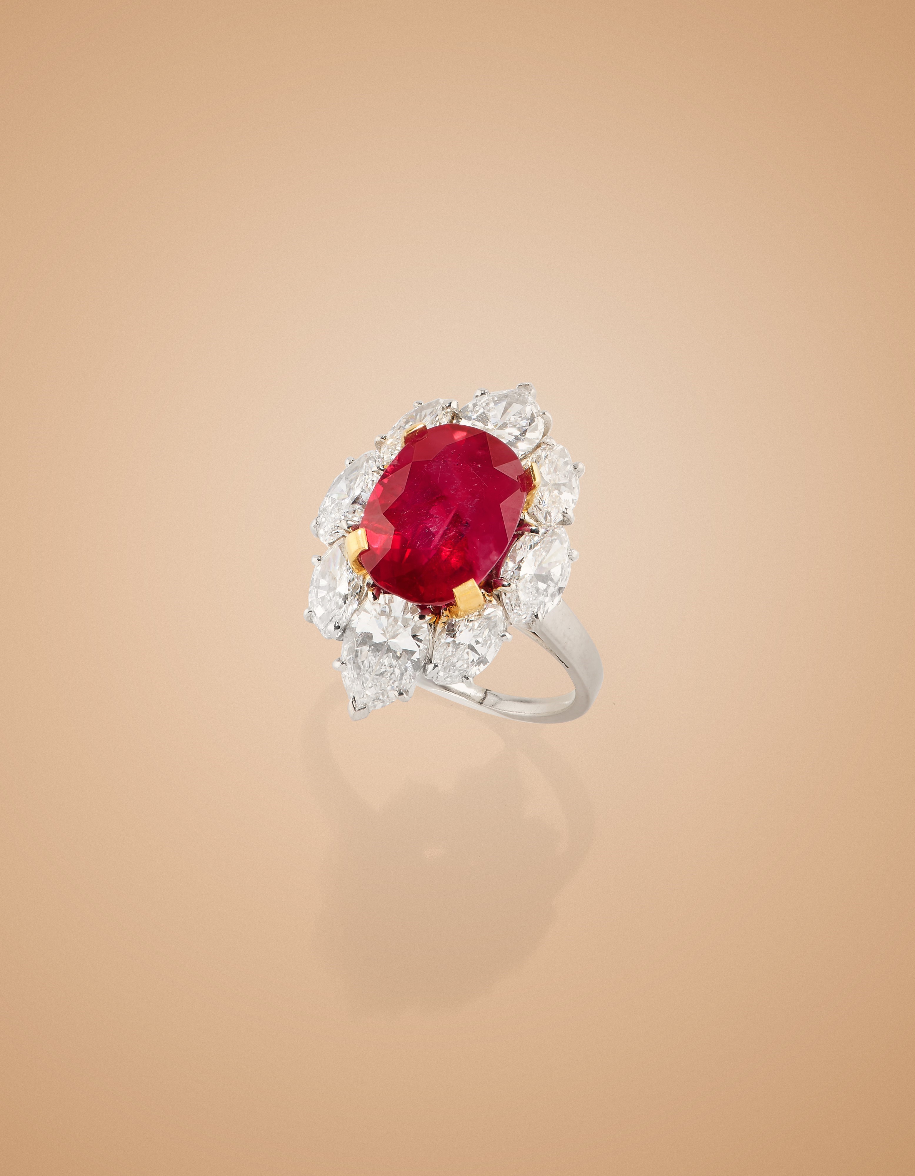 Bulgari - Anello con rubino Burma, in platino e oro giallo 18k