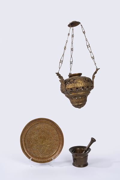 Insieme decorativo: mortaio in bronzo con pestello, lampada e piatto in ottone con stemma a tre a...