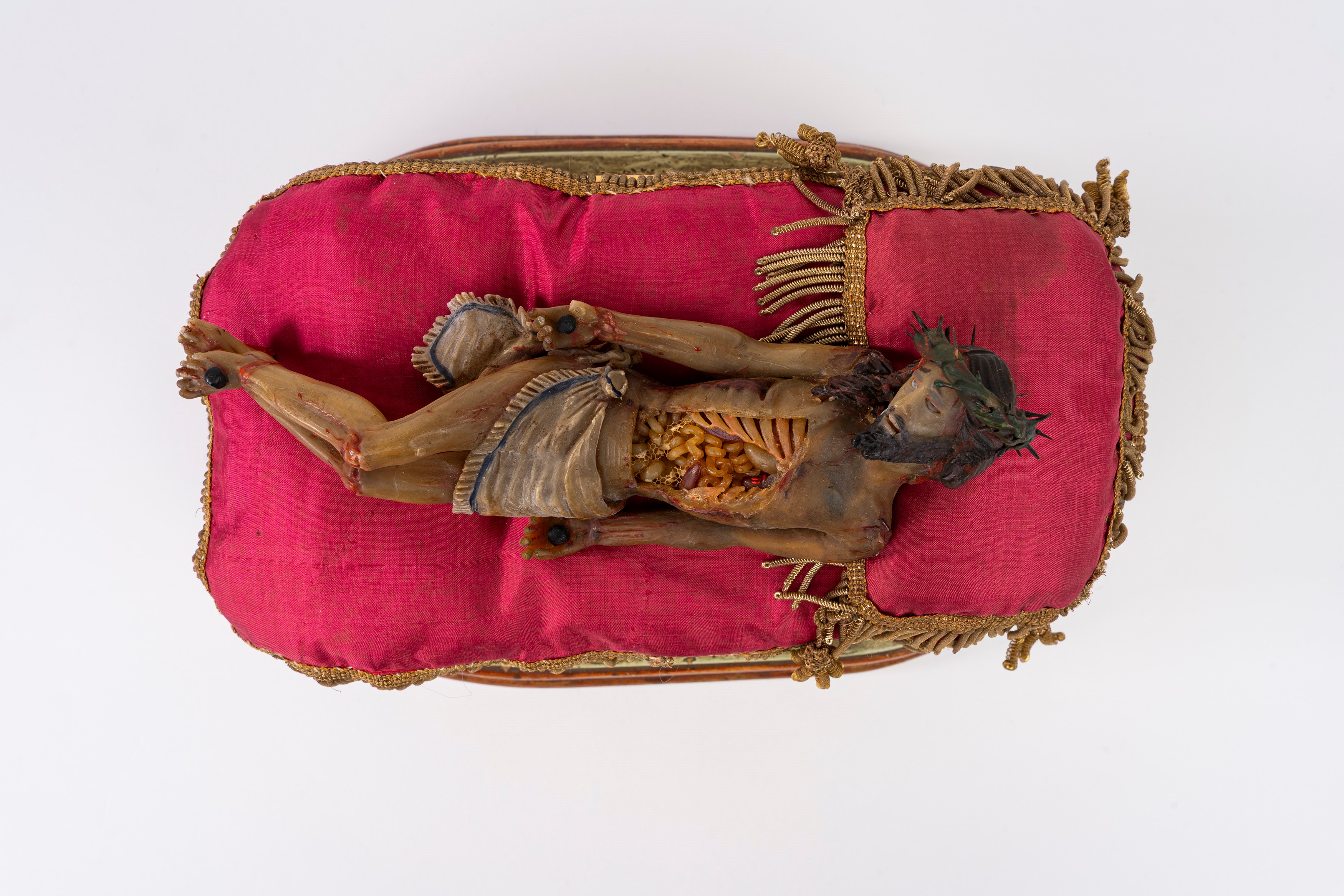 Ceroplastica anatomica raffigurante Cristo deposto, XVIII secolo, con teca in vetro e base in leg...