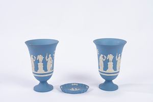 Lotto composto da una coppia di vasi e un piattino in biscuit, manifattura Wedgood