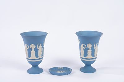 Wedgwood, Coppia di vasi e piattino in biscuit