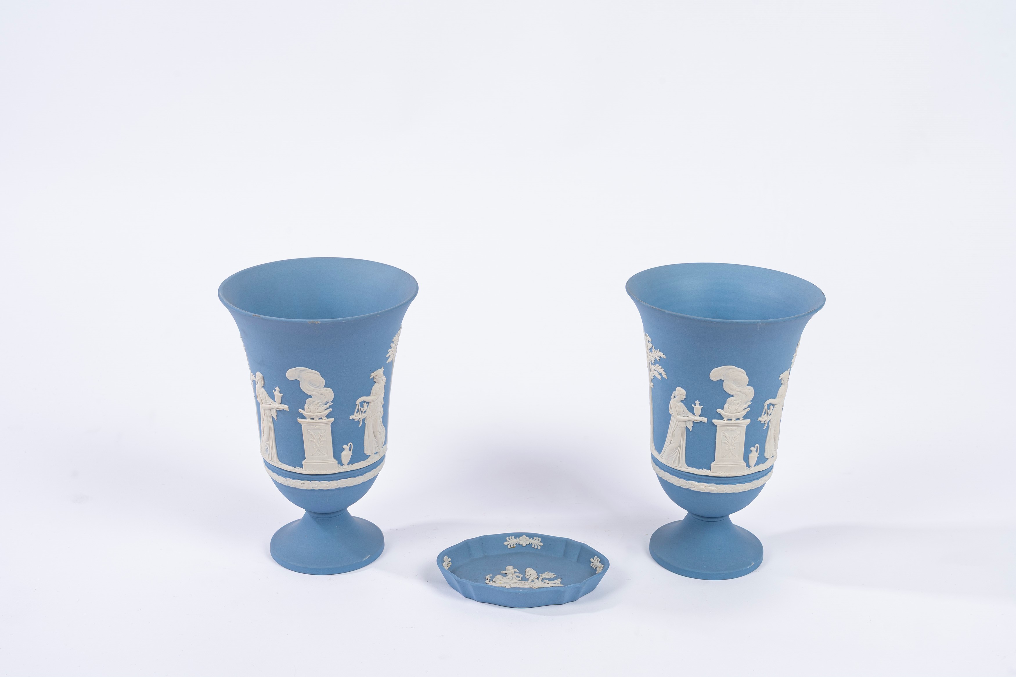 Wedgwood, Coppia di vasi e piattino in biscuit
