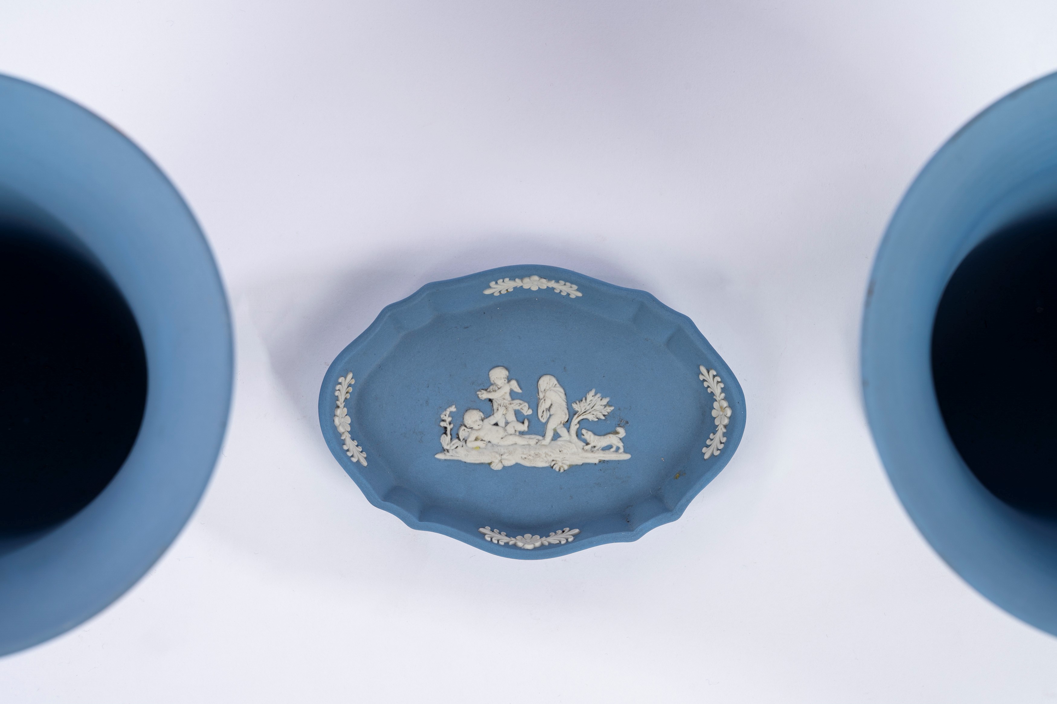 Wedgwood, Coppia di vasi e piattino in biscuit