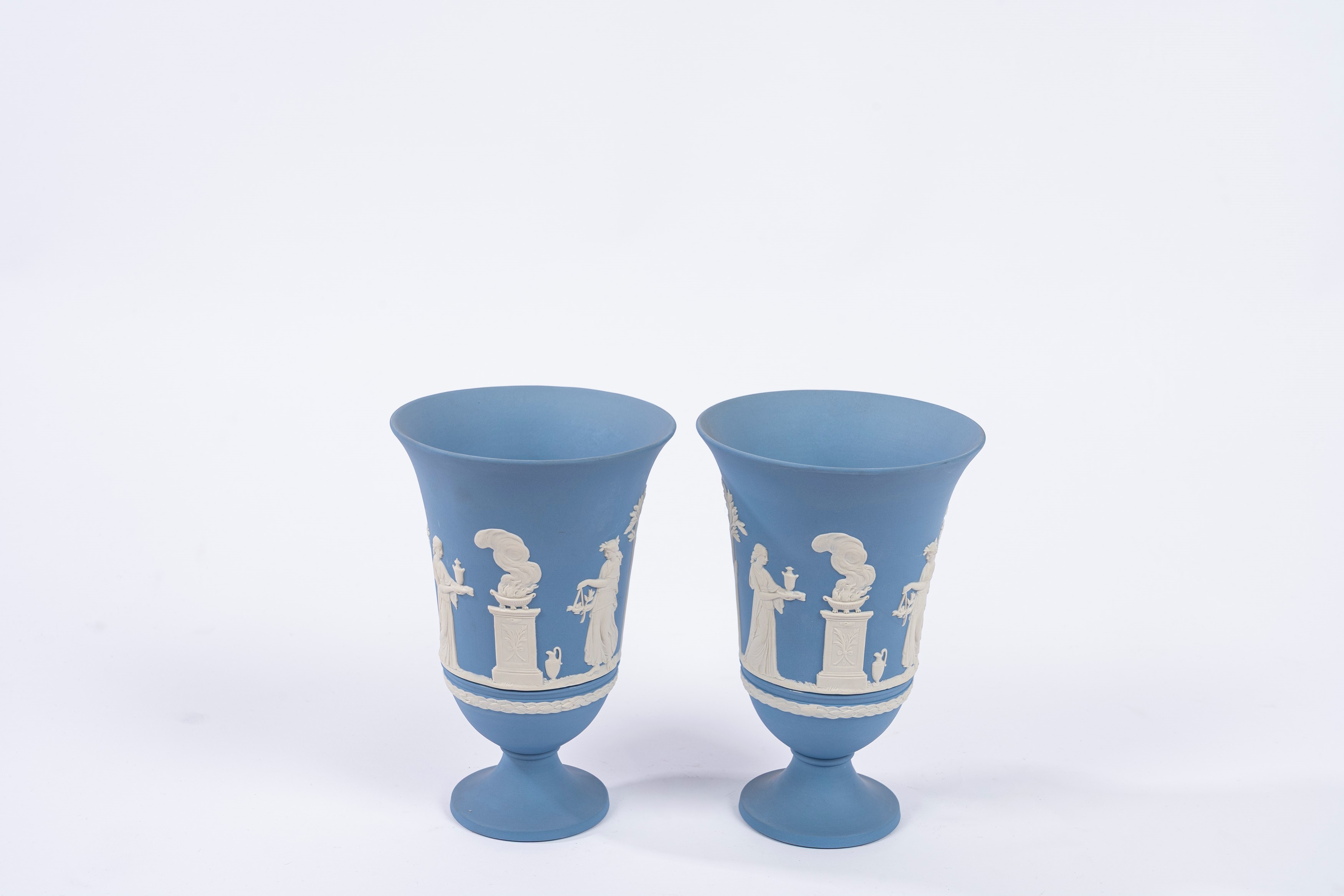 Manifattura Wedgwood, Coppia di vasi in biscuit