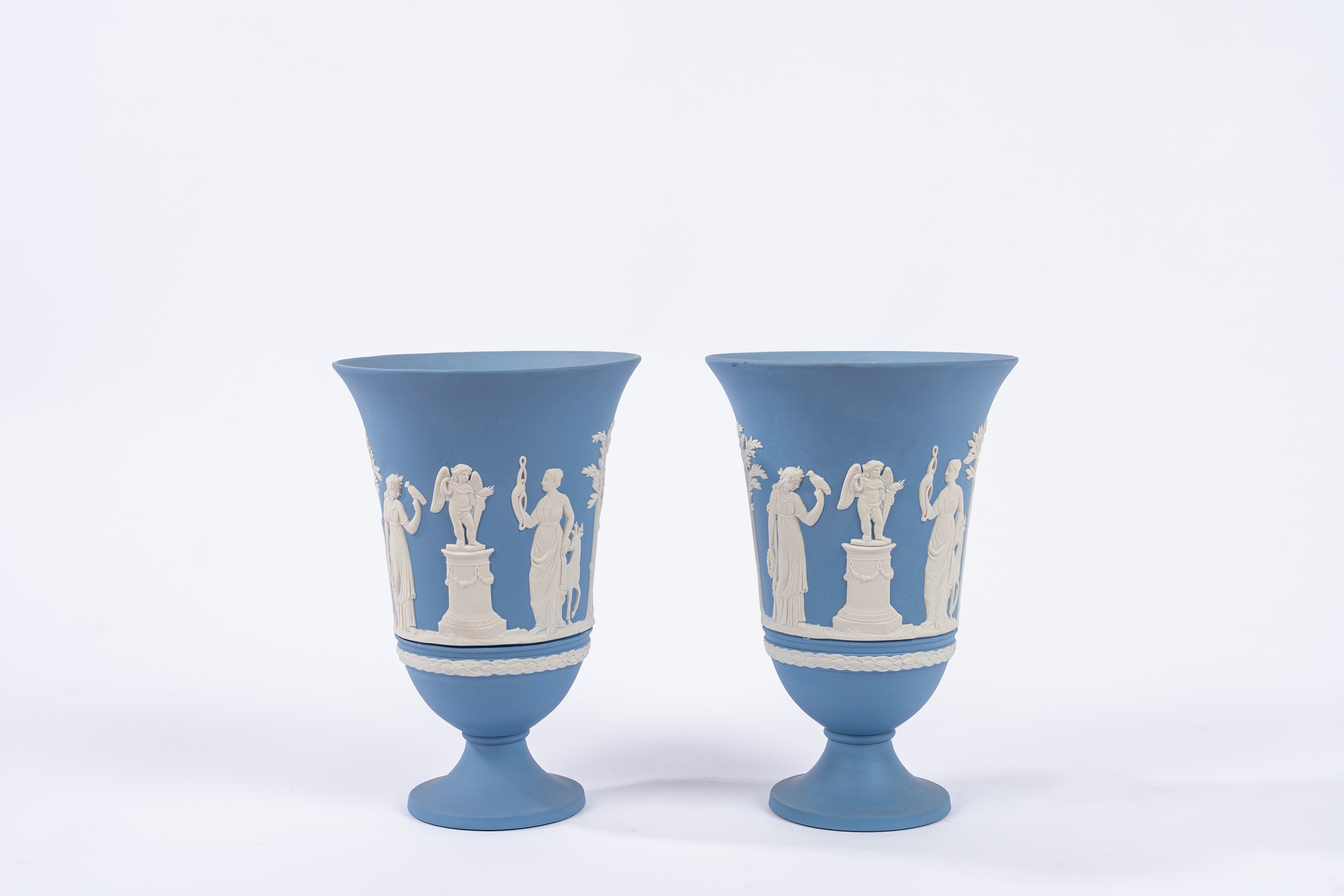 Manifattura Wedgwood, Coppia di vasi in biscuit