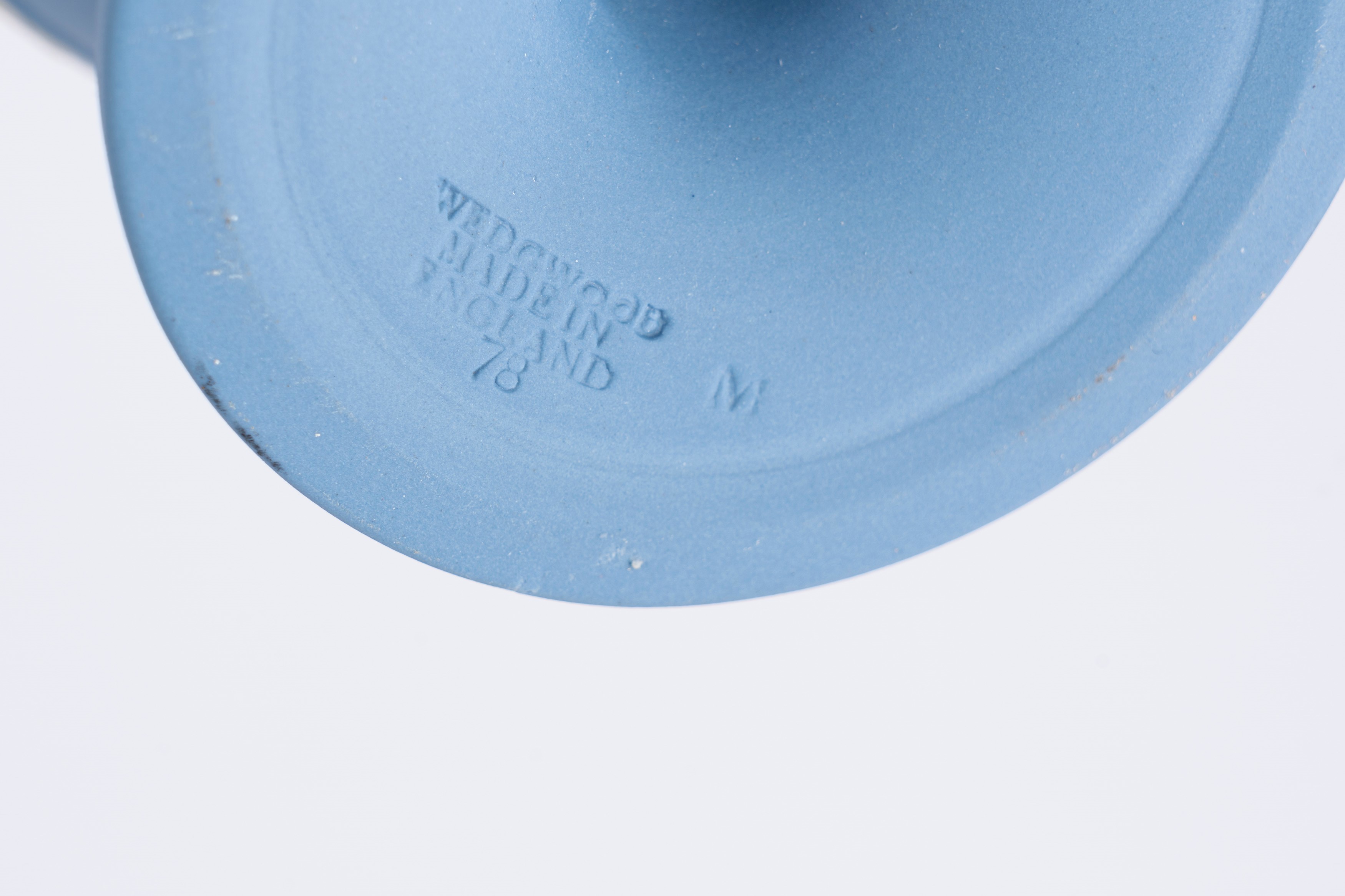 Manifattura Wedgwood, Coppia di vasi in biscuit