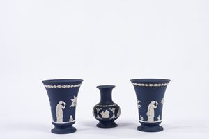Lotto composto da tre vasi in biscuit blu, manifattura Wedgood