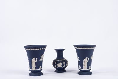 Manifattura Wedgwood, Lotto composto da tre vasi in biscuit blu