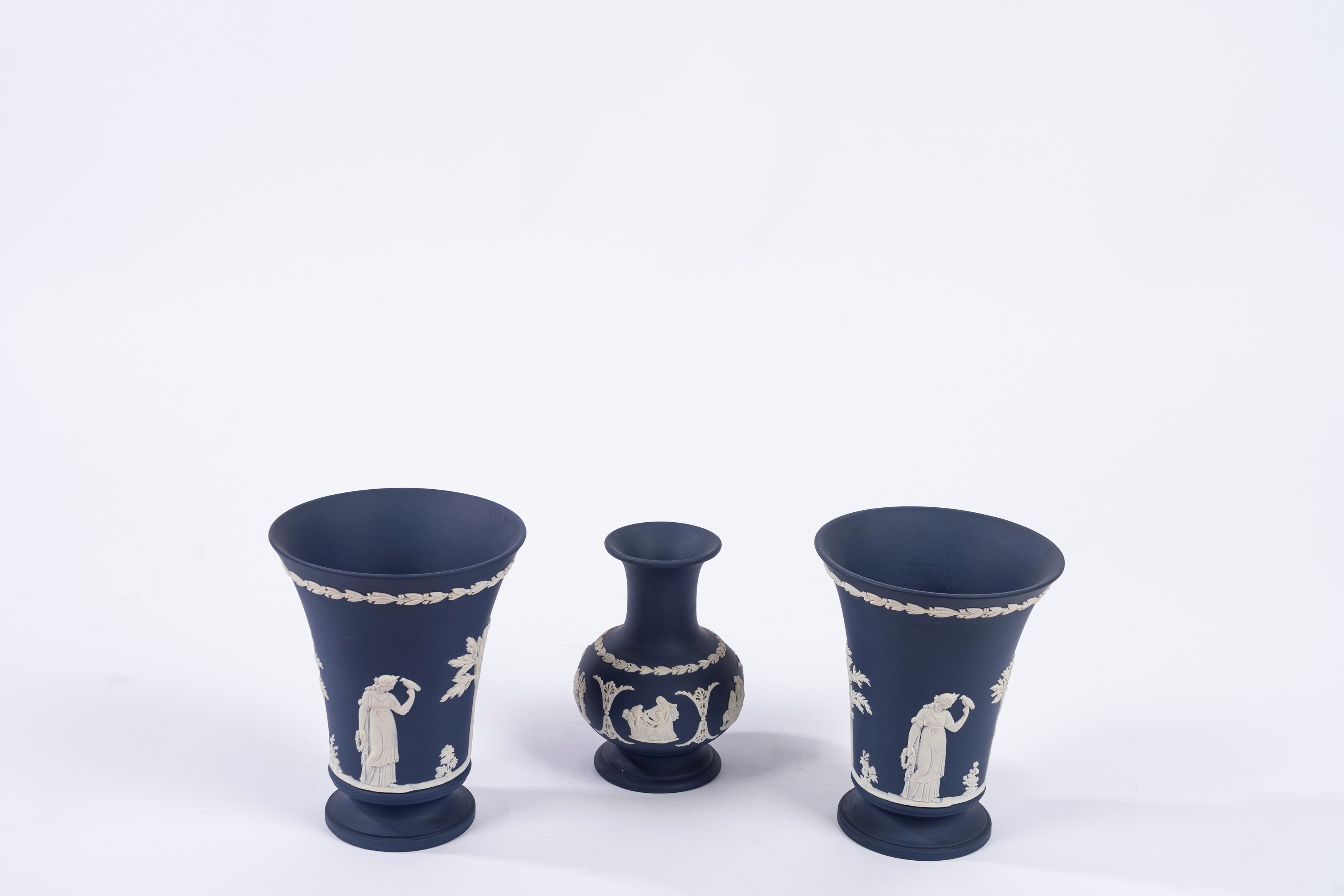 Manifattura Wedgwood, Lotto composto da tre vasi in biscuit blu