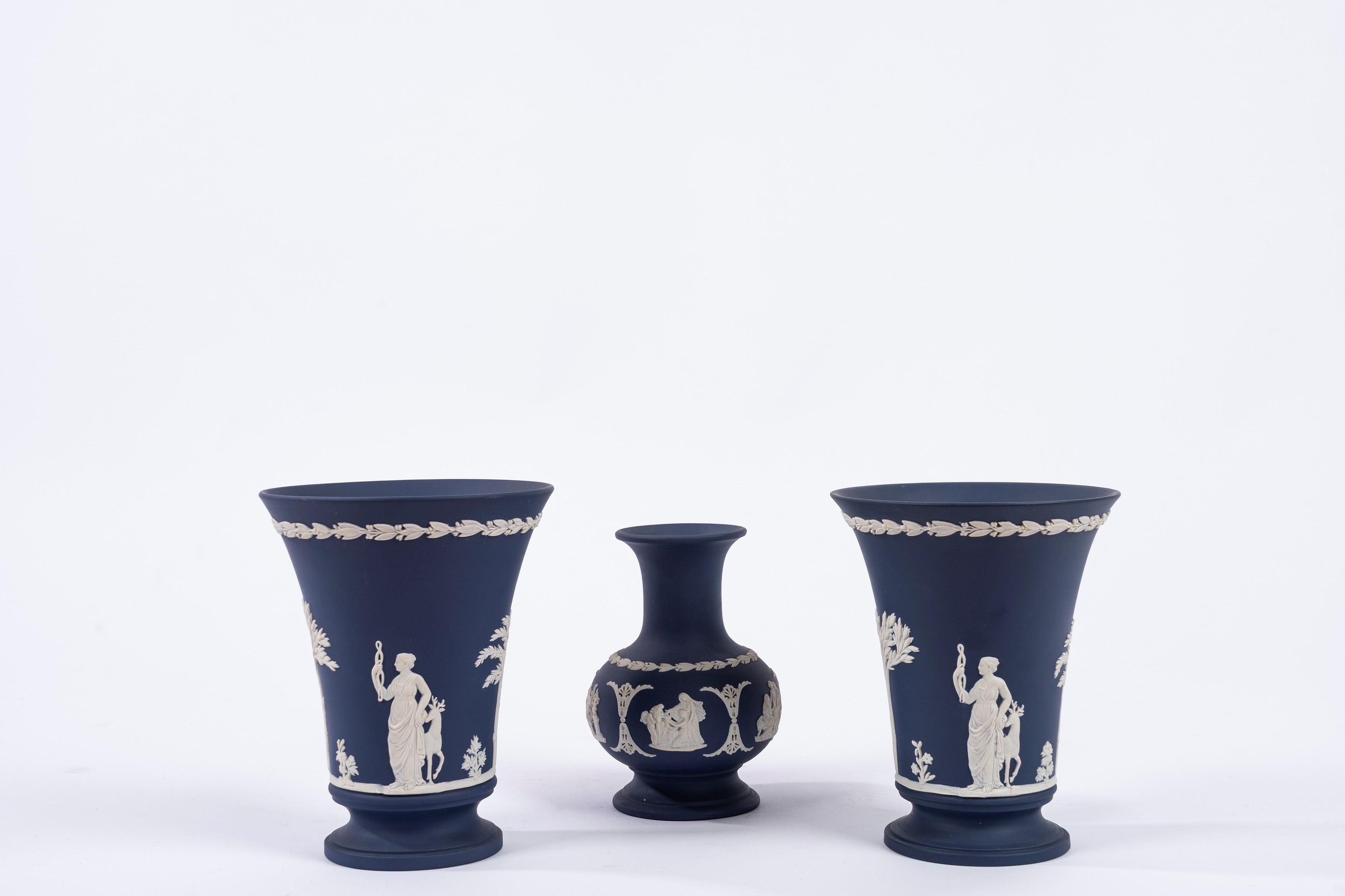Manifattura Wedgwood, Lotto composto da tre vasi in biscuit blu