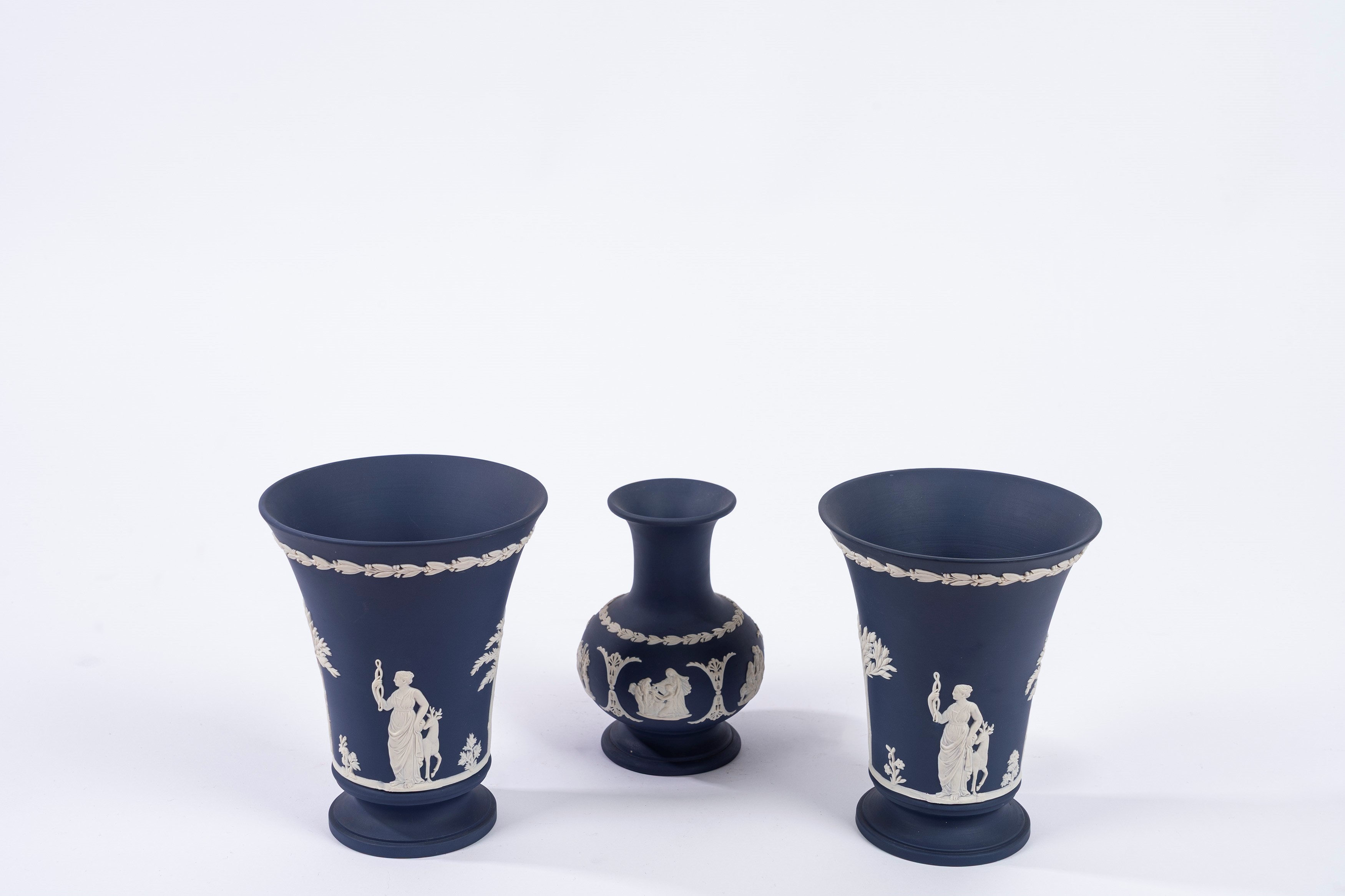 Manifattura Wedgwood, Lotto composto da tre vasi in biscuit blu