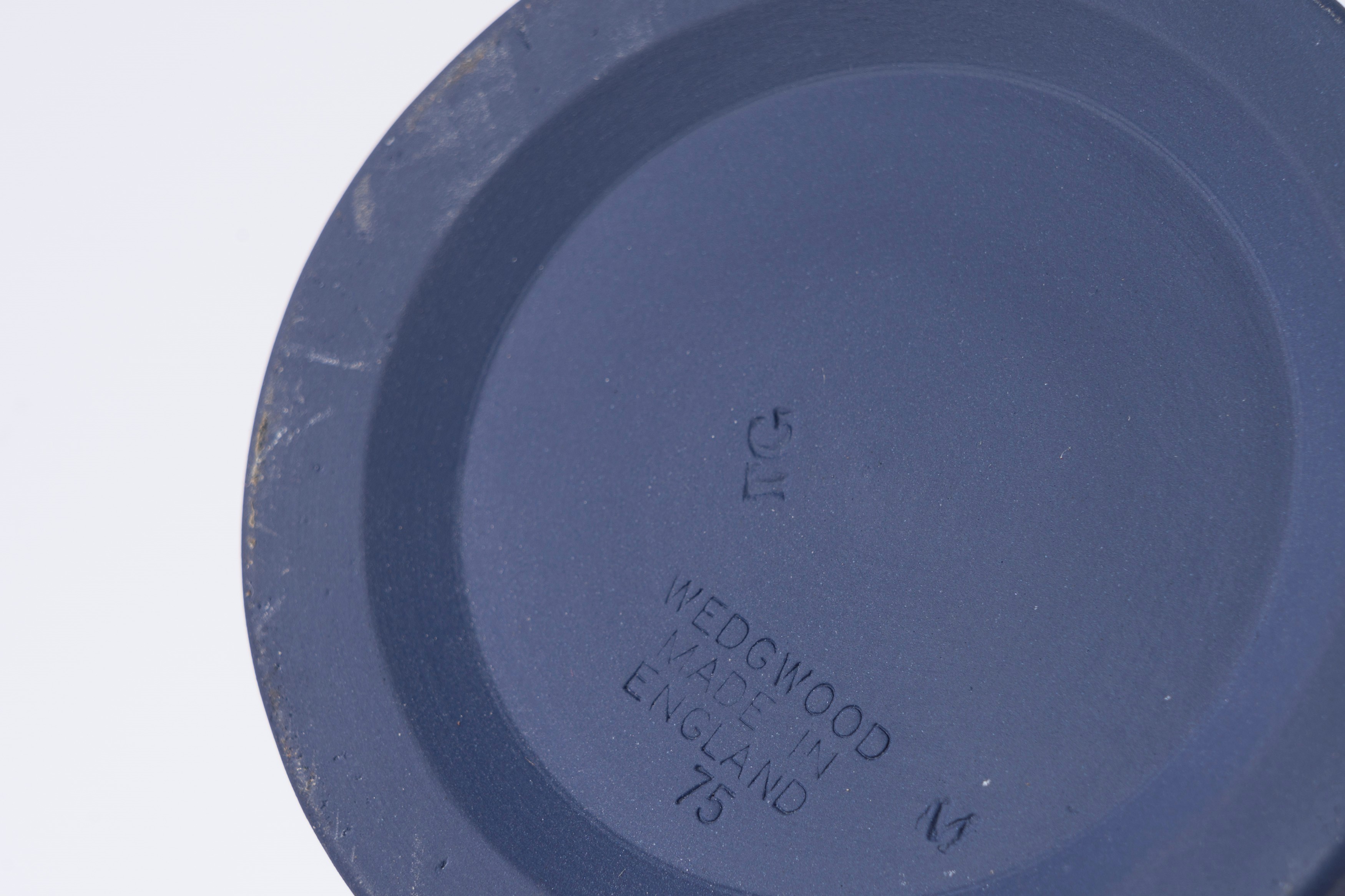 Manifattura Wedgwood, Lotto composto da tre vasi in biscuit blu