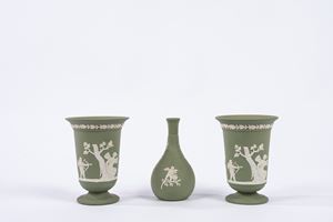 Lotto di tre vasi in biscuit verde, manifattura Wedgood