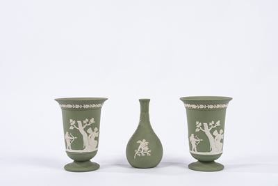 Manifattura Wedgwood, Lotto di tre vasi in biscuit verde