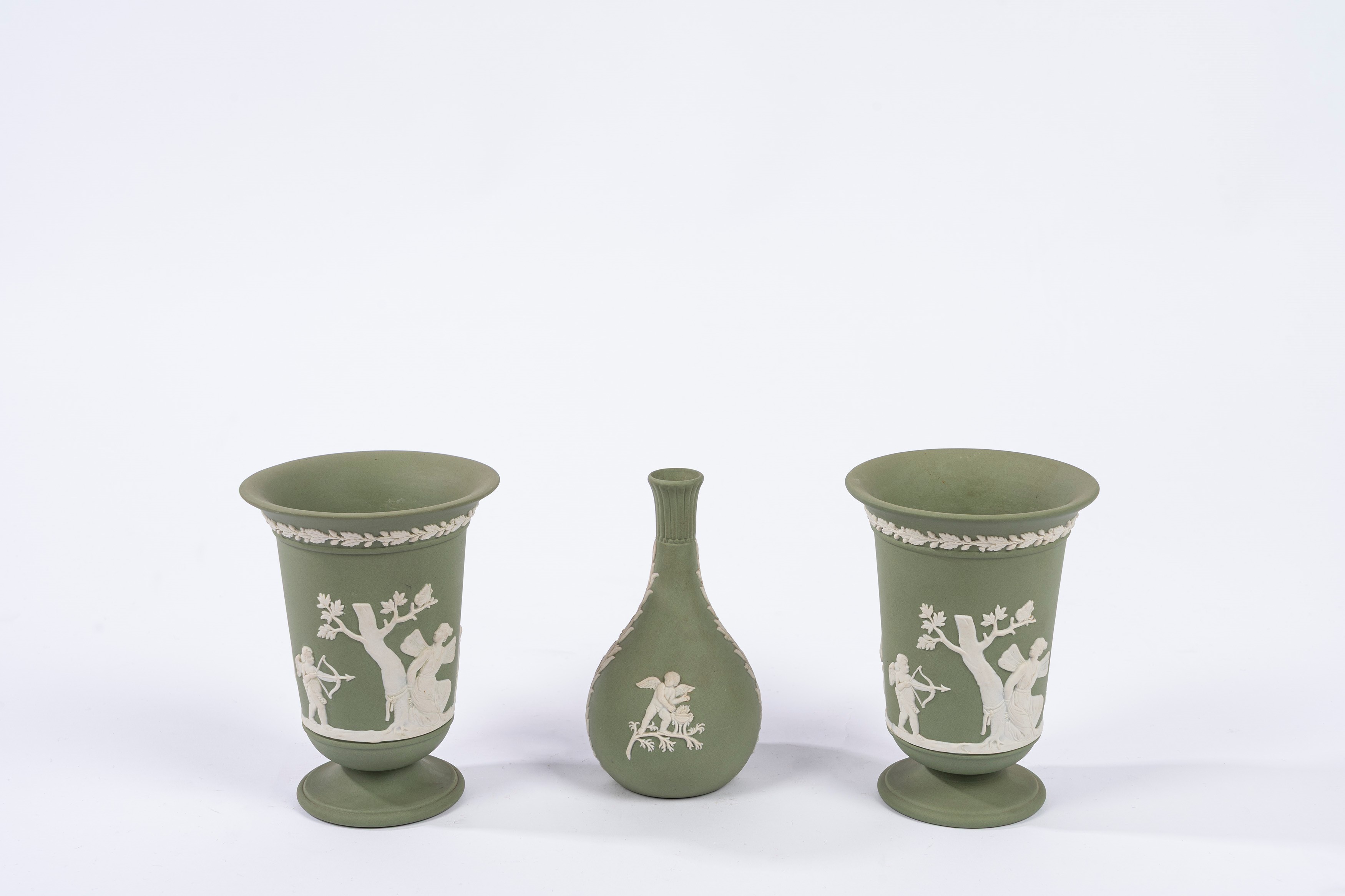 Manifattura Wedgwood, Lotto di tre vasi in biscuit verde
