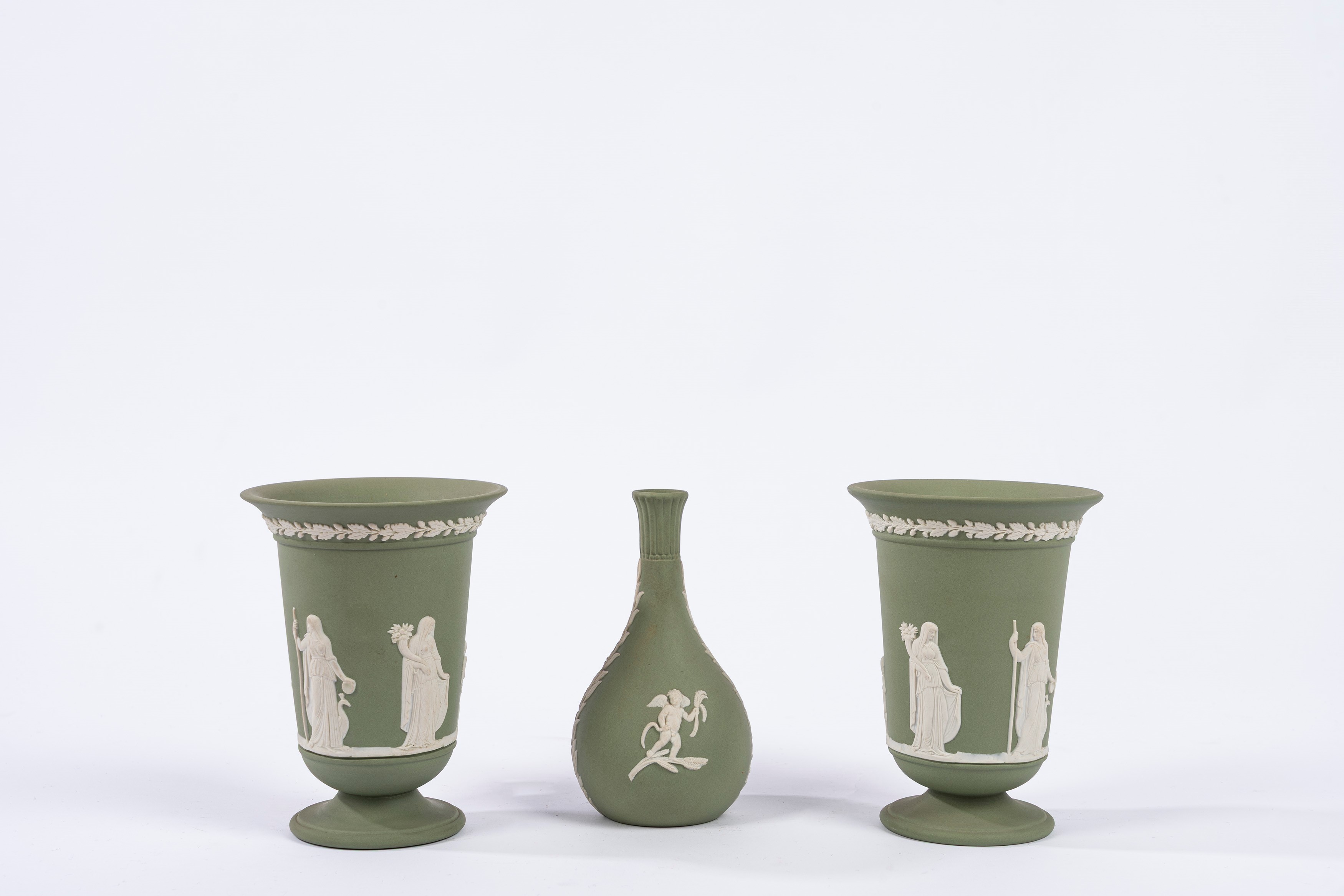 Manifattura Wedgwood, Lotto di tre vasi in biscuit verde