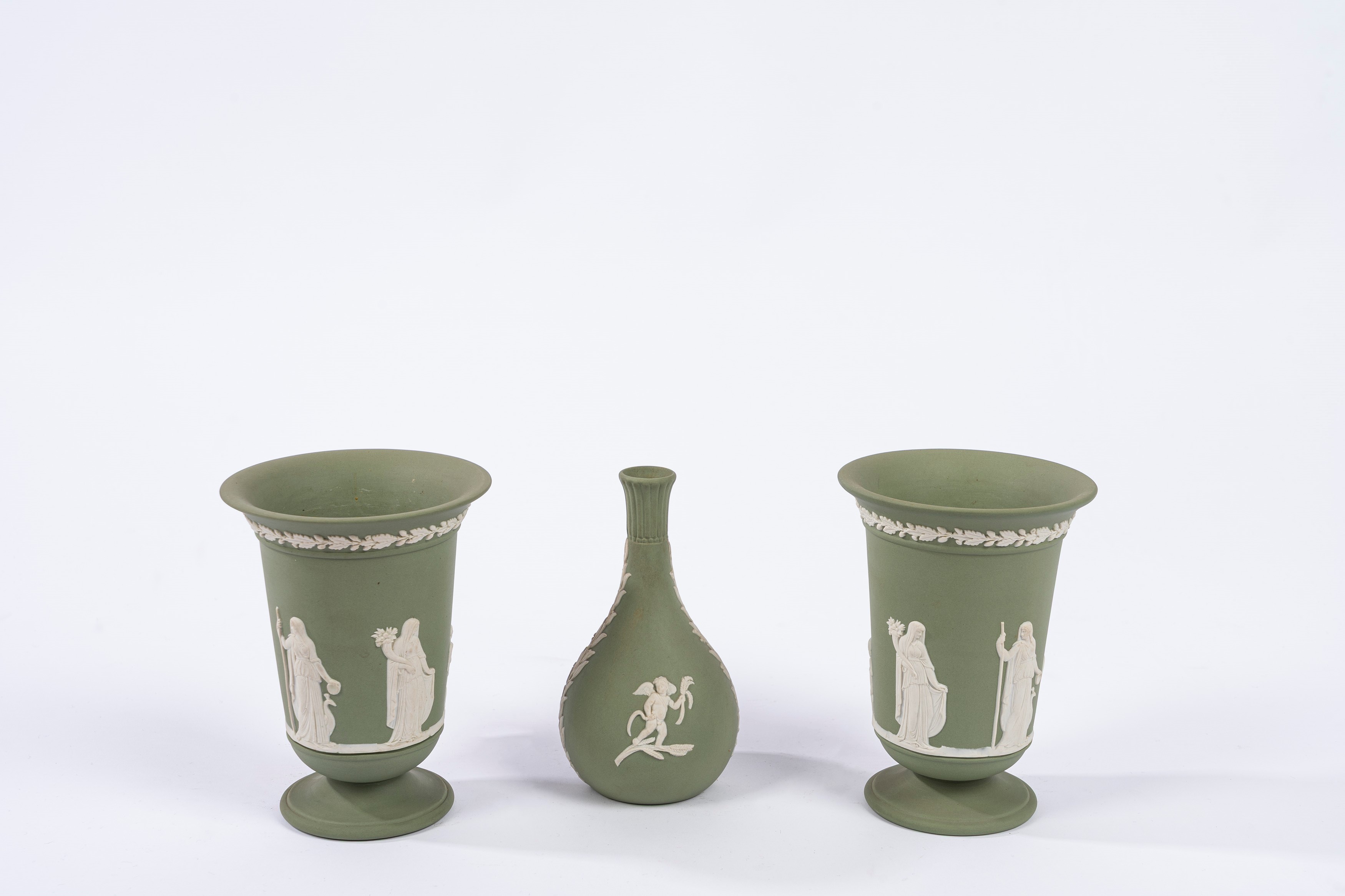 Manifattura Wedgwood, Lotto di tre vasi in biscuit verde