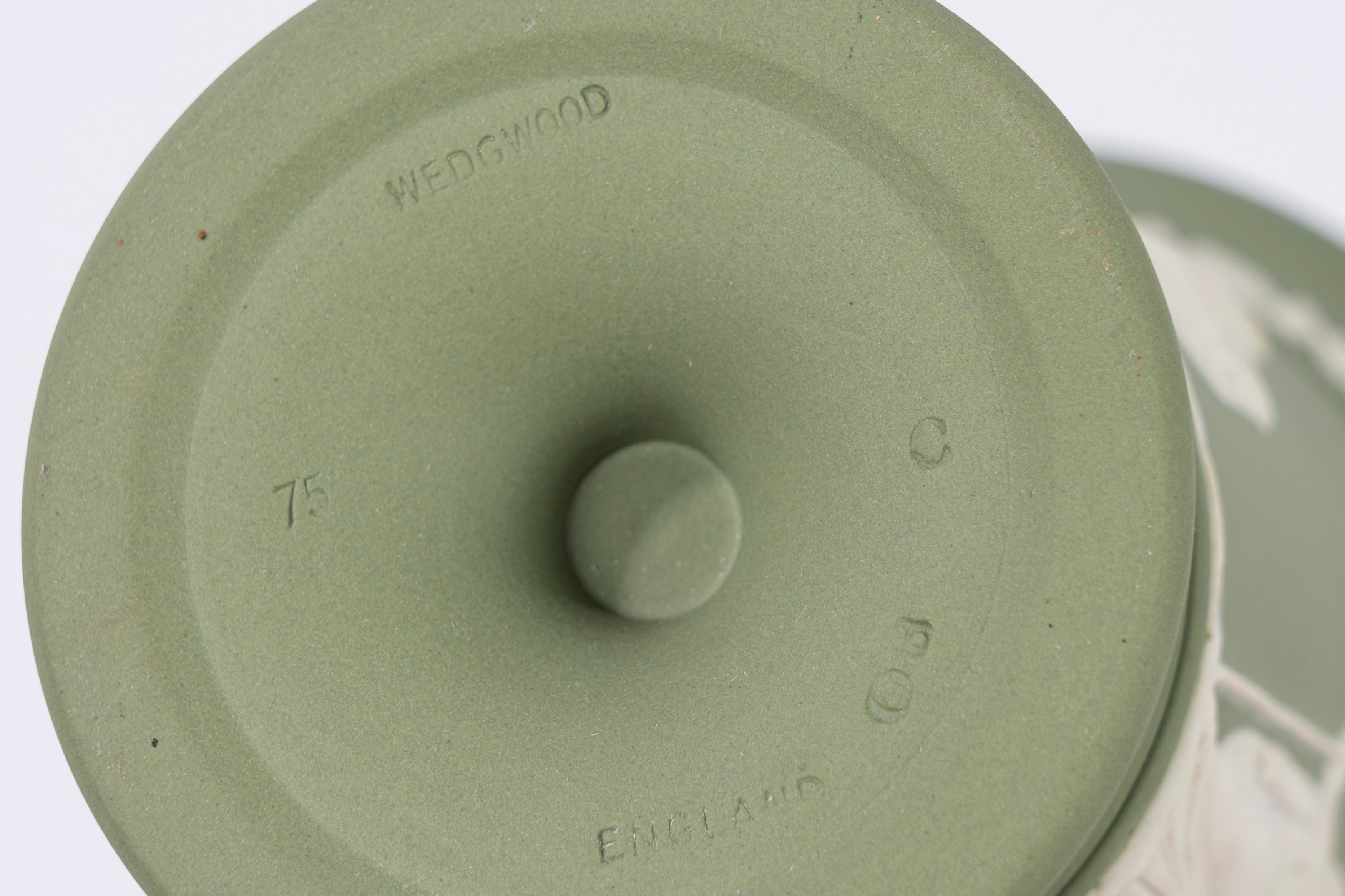 Manifattura Wedgwood, Lotto di tre vasi in biscuit verde