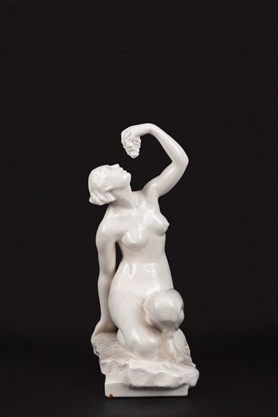 J. Sommer, Scultura in porcellana bianca raffigurante nudo di donna con grappolo d’uva